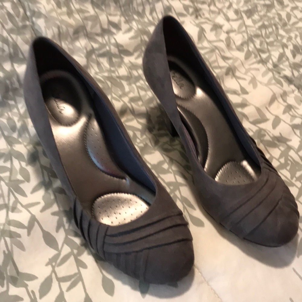 ABella Grey suede pumps. Great shape- super comfy